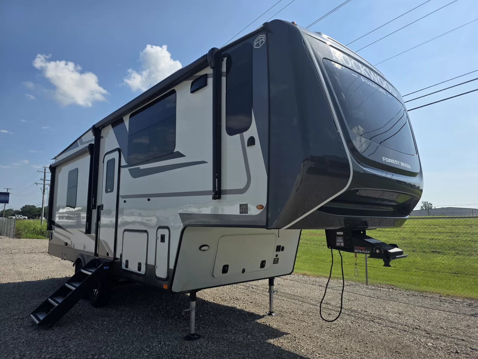 2027 Rockwood Signature 290SFK in