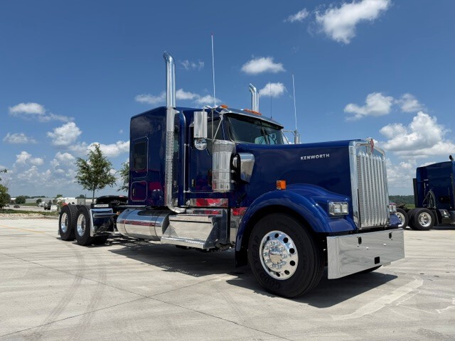 2027 KENWORTH W900L in Des Moines, IA
