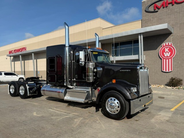 2027 KENWORTH W900L in Omaha, NE