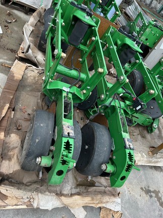 John Deere XP row unit w/ closing wheels, long arms, in Shelbyville, IL