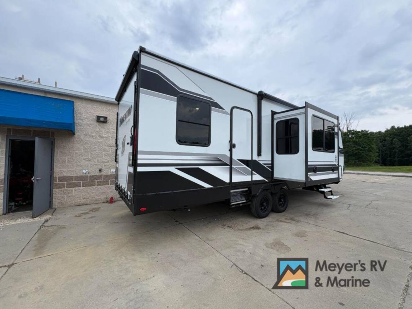 A photo of this 2027 Grand Design Momentum G-Class 29GS