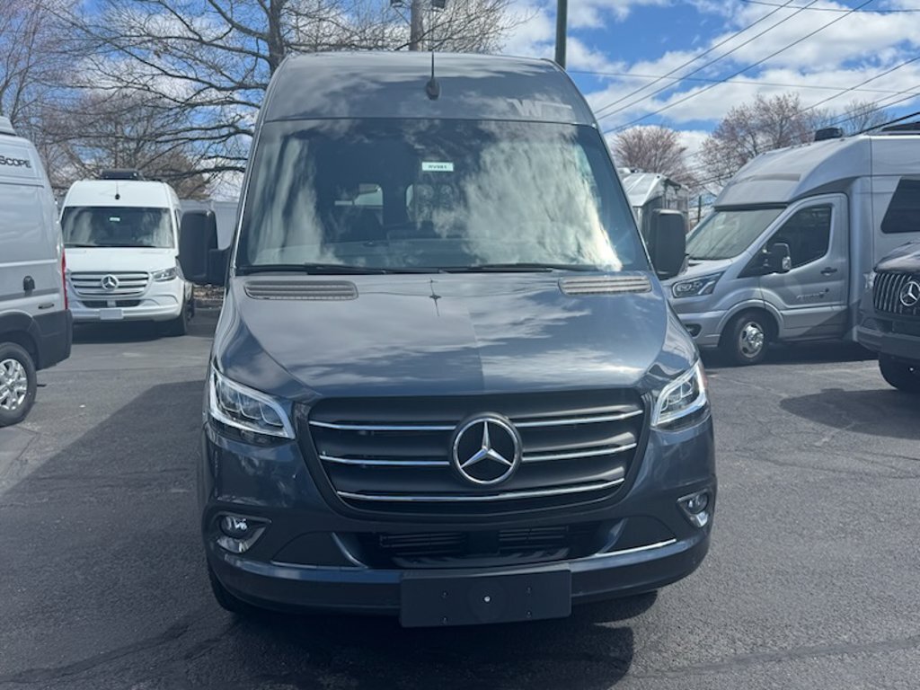2023 Winnebago Adventure Wagon BMHE70SE in bristol CT
