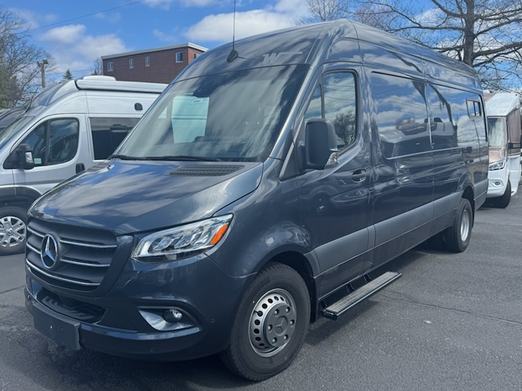 2023 Winnebago Adventure Wagon BMHE70SE in bristol CT