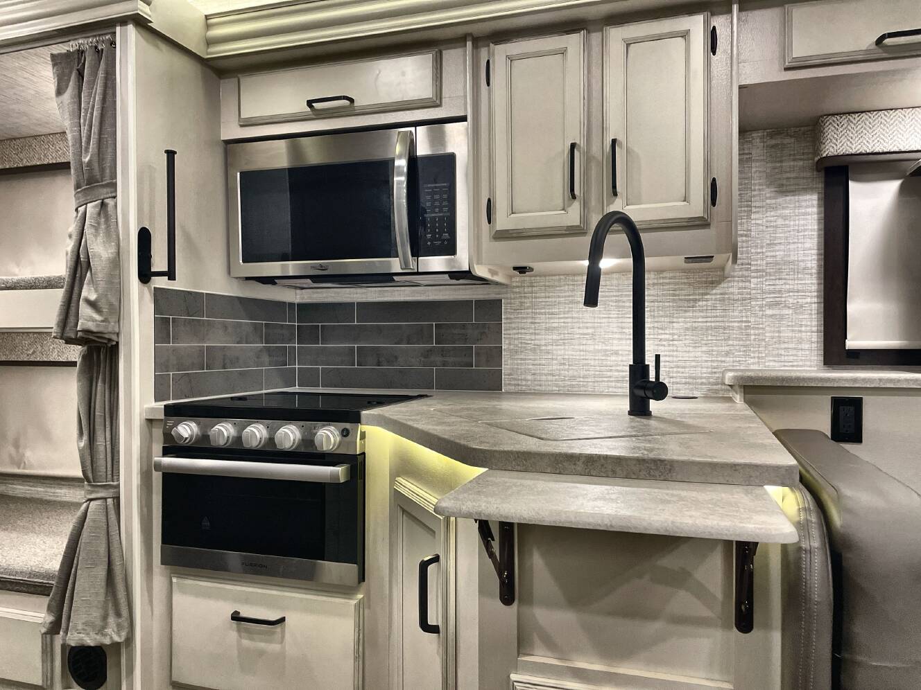 A photo of this 2024 Jayco ALANTE 29F