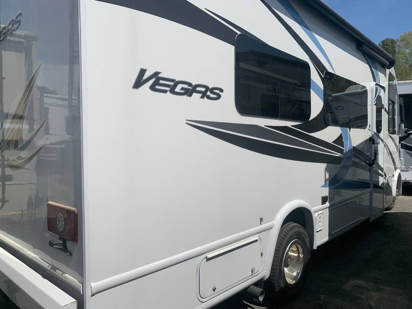 A photo of this 2023 Thor VEGAS 24.3