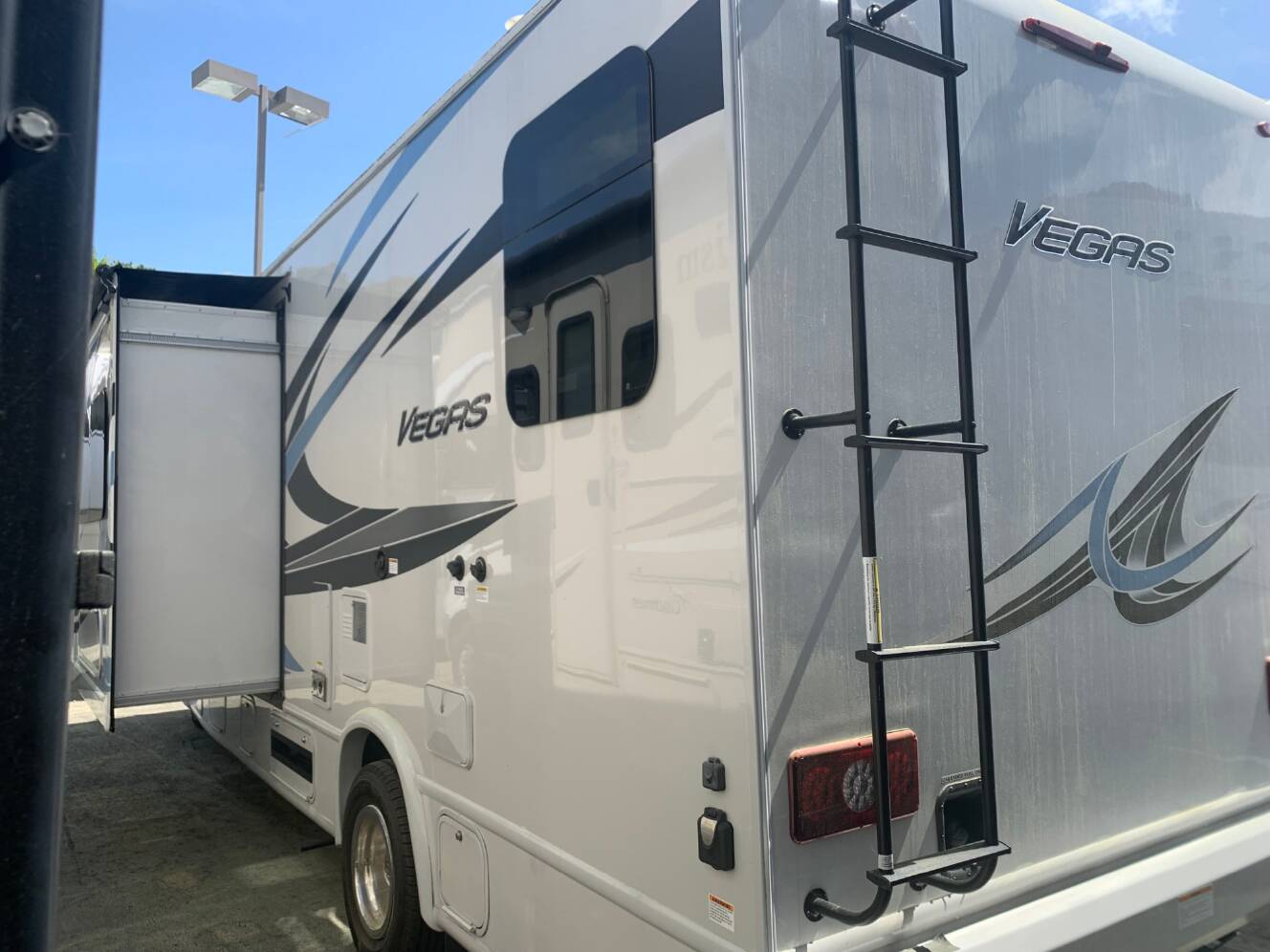A photo of this 2023 Thor VEGAS 24.3