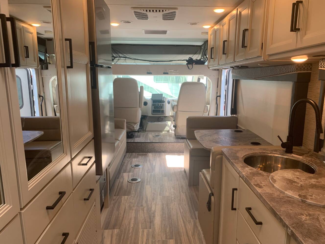 A photo of this 2023 Thor VEGAS 24.3