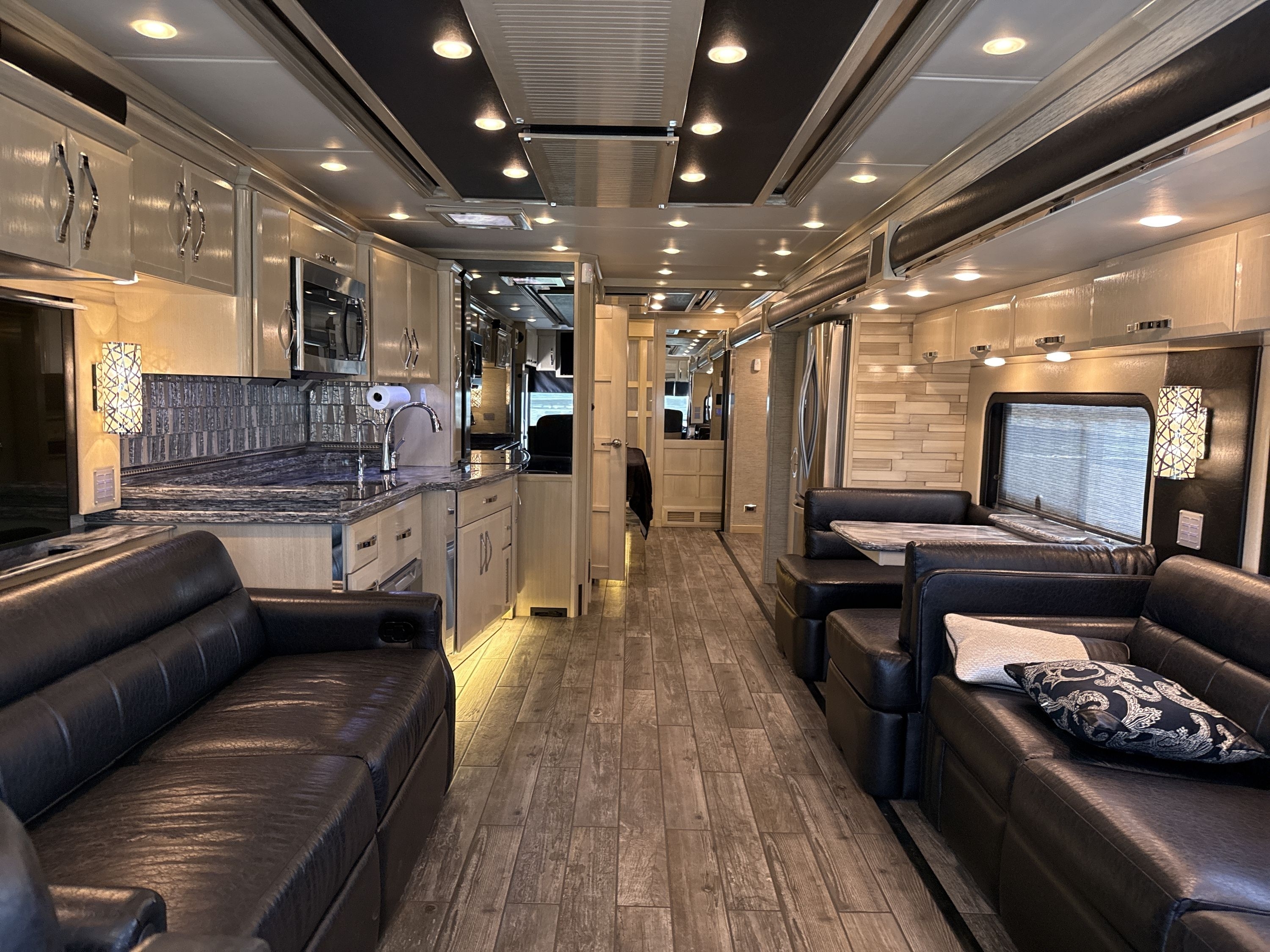 2016 Newmar KING AIRE 4519 in elkhart IN