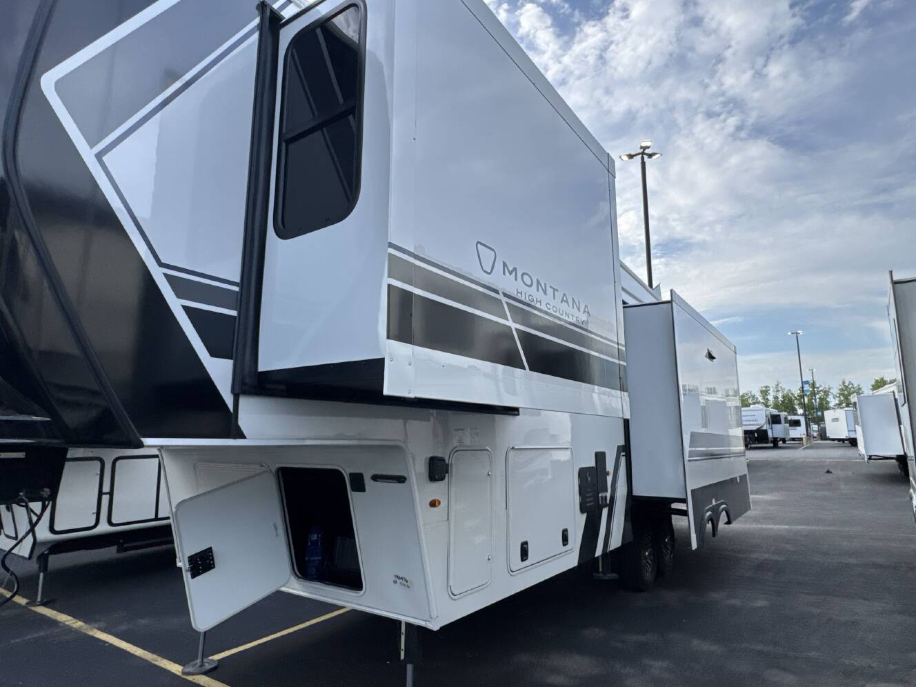 A photo of this 2026 Keystone MONTANA HIGH COUNTRY 290RL