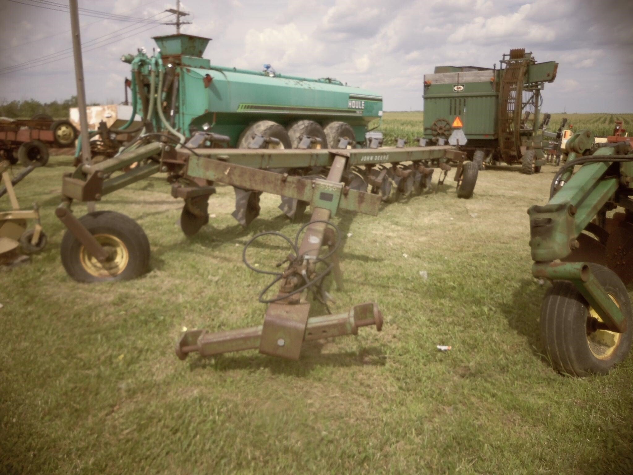 JOHN DEERE 2700 in Marlette, MI