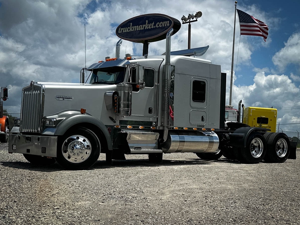 2015 KENWORTH W900L in Olive Branch, MS