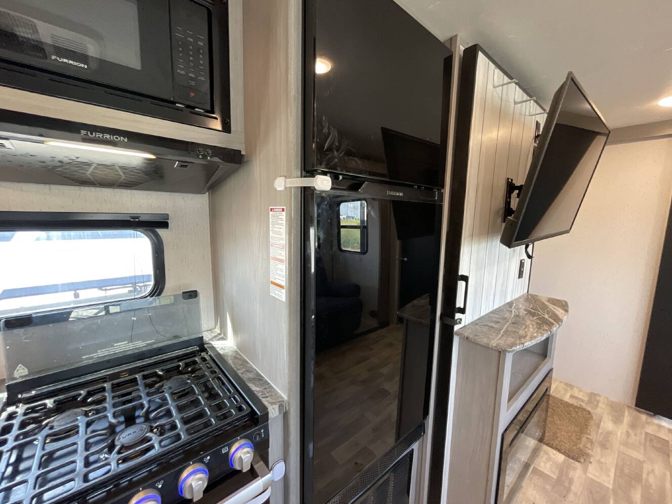 A photo of this 2023 Dutchmen KODIAK 332BHSL