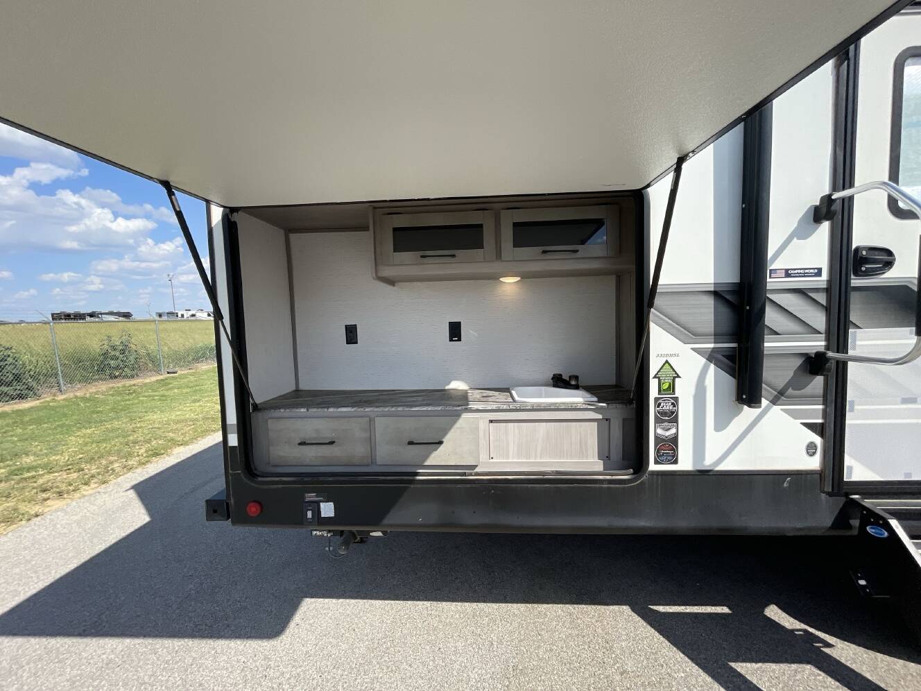 A photo of this 2023 Dutchmen KODIAK 332BHSL