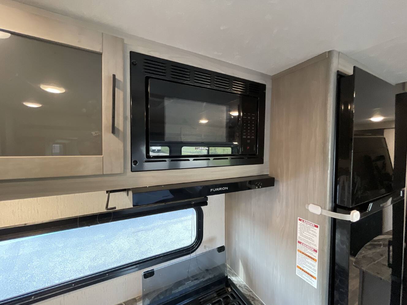 A photo of this 2023 Dutchmen KODIAK 332BHSL