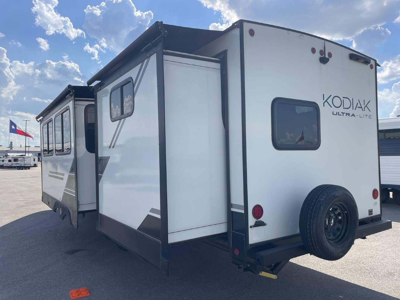 A photo of this 2023 Dutchmen KODIAK 332BHSL
