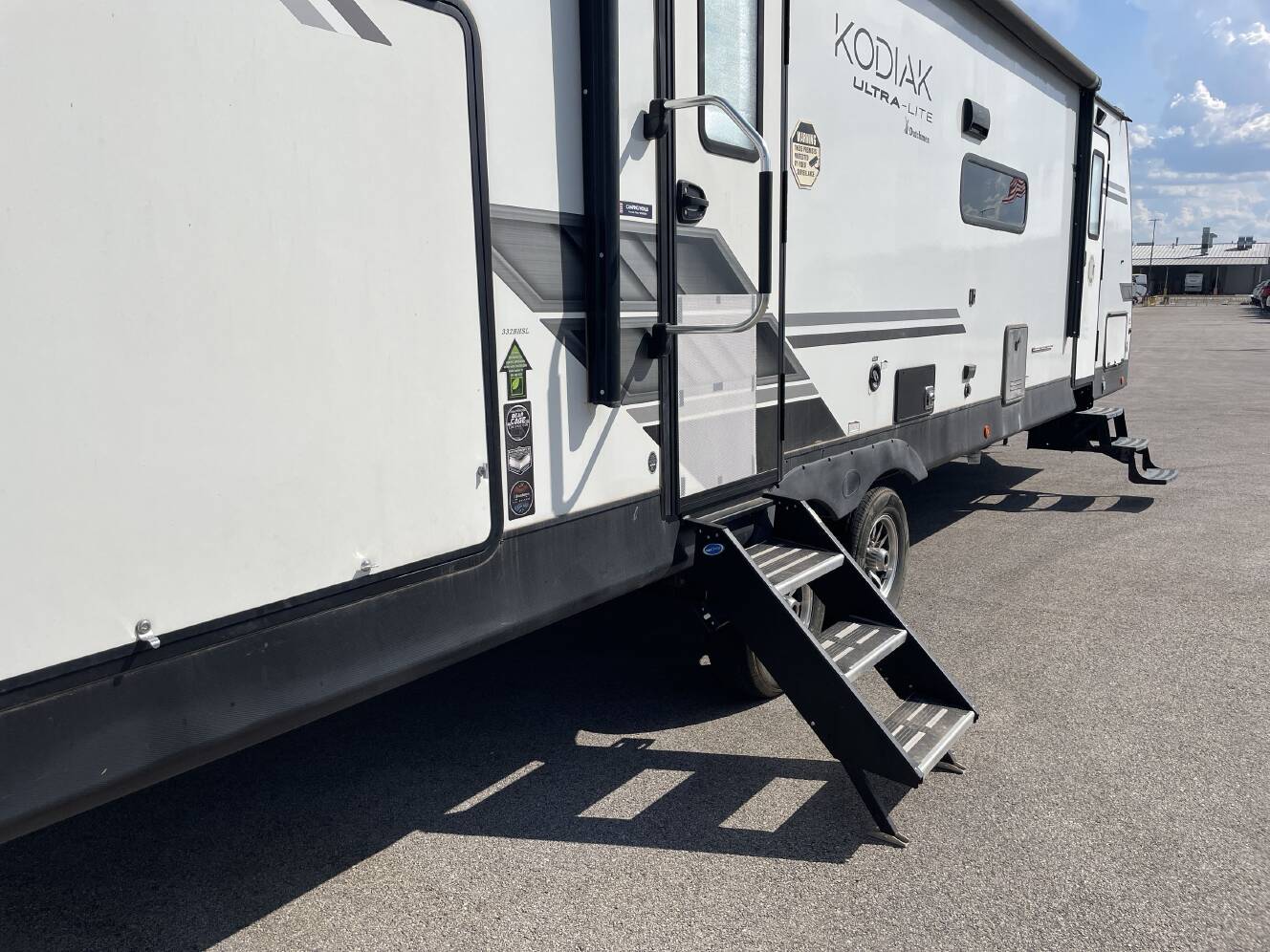 A photo of this 2023 Dutchmen KODIAK 332BHSL