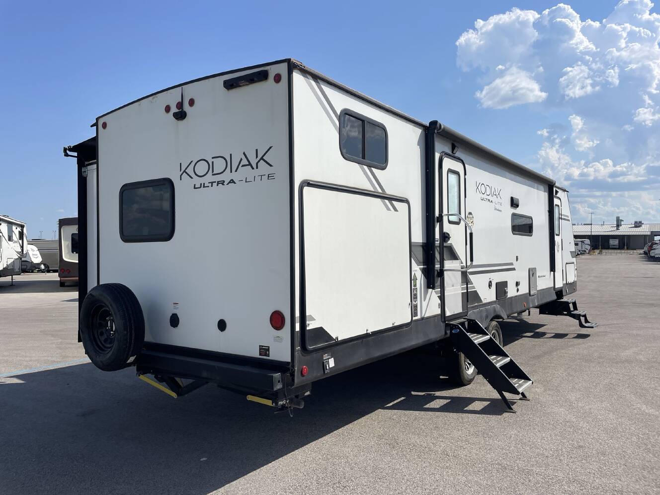 A photo of this 2023 Dutchmen KODIAK 332BHSL