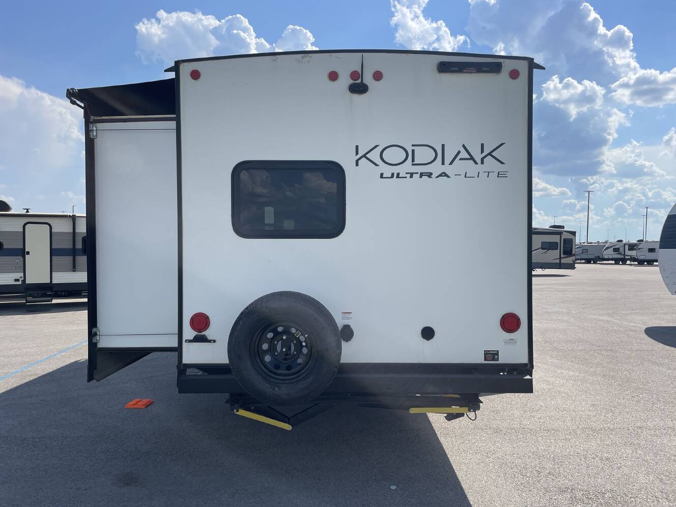 A photo of this 2023 Dutchmen KODIAK 332BHSL