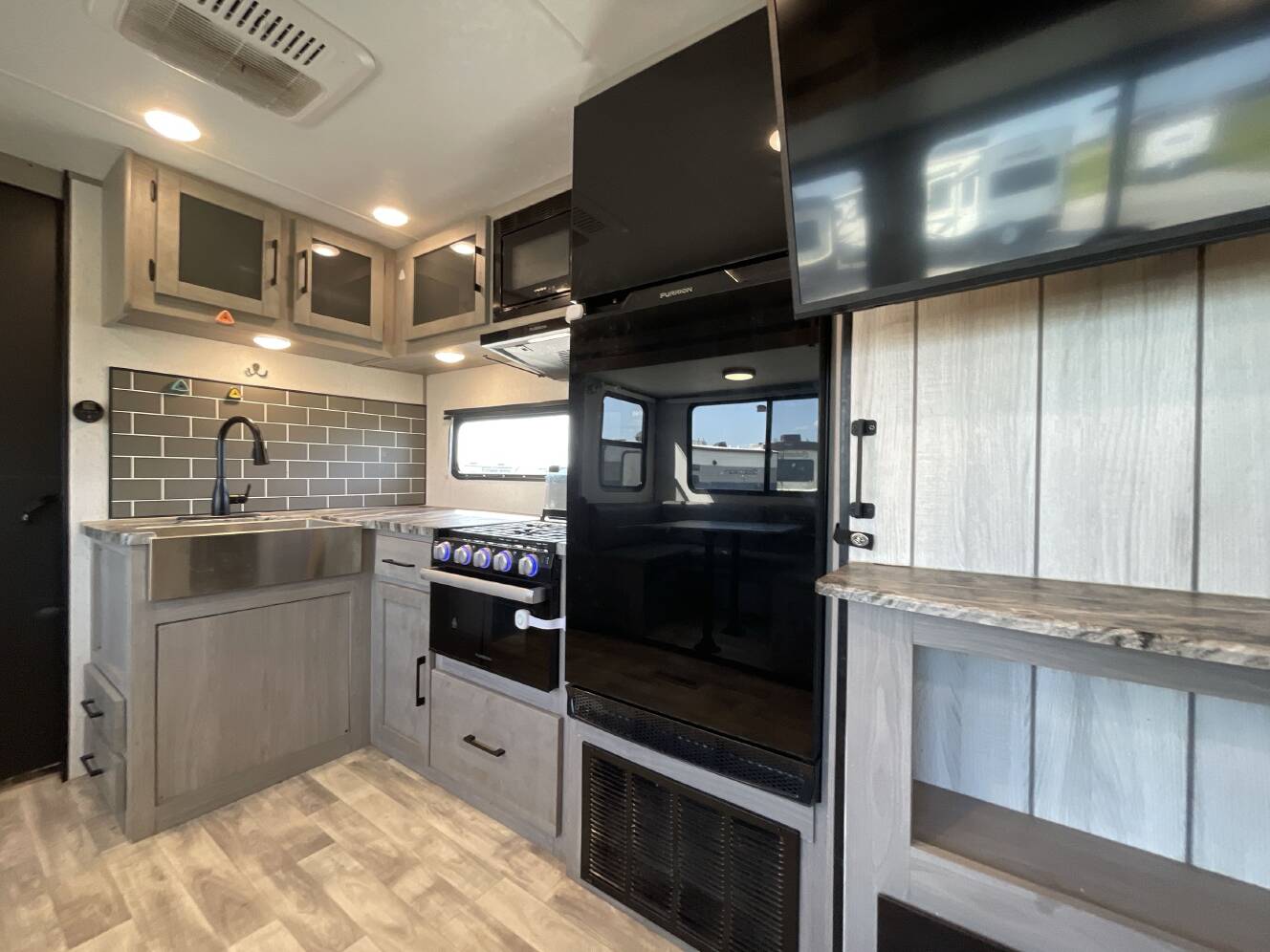 A photo of this 2023 Dutchmen KODIAK 332BHSL