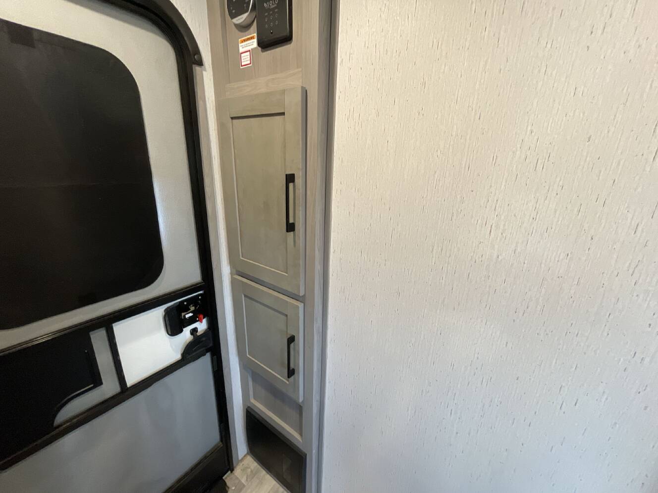 A photo of this 2023 Dutchmen KODIAK 332BHSL