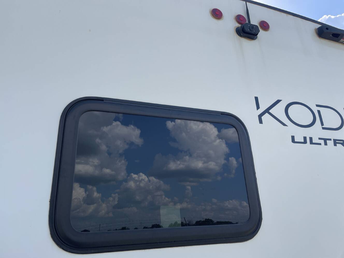 A photo of this 2023 Dutchmen KODIAK 332BHSL