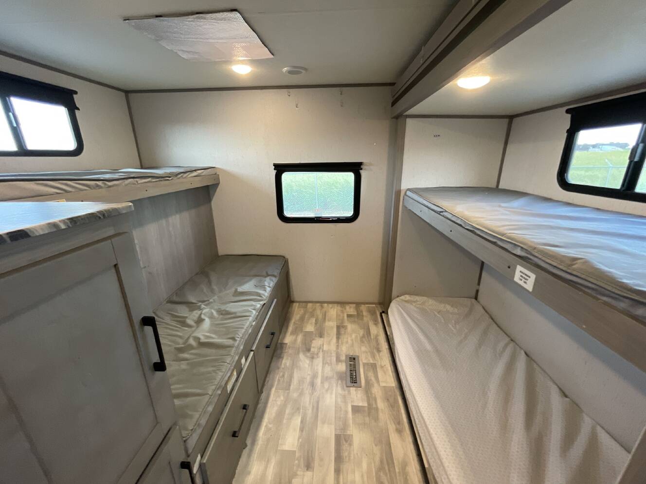 A photo of this 2023 Dutchmen KODIAK 332BHSL
