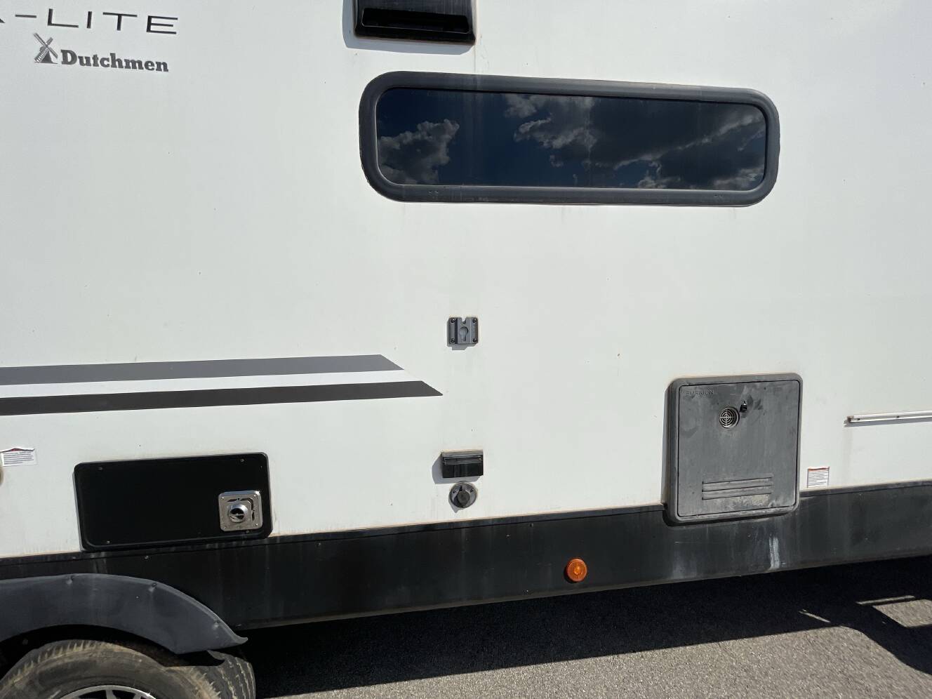 A photo of this 2023 Dutchmen KODIAK 332BHSL