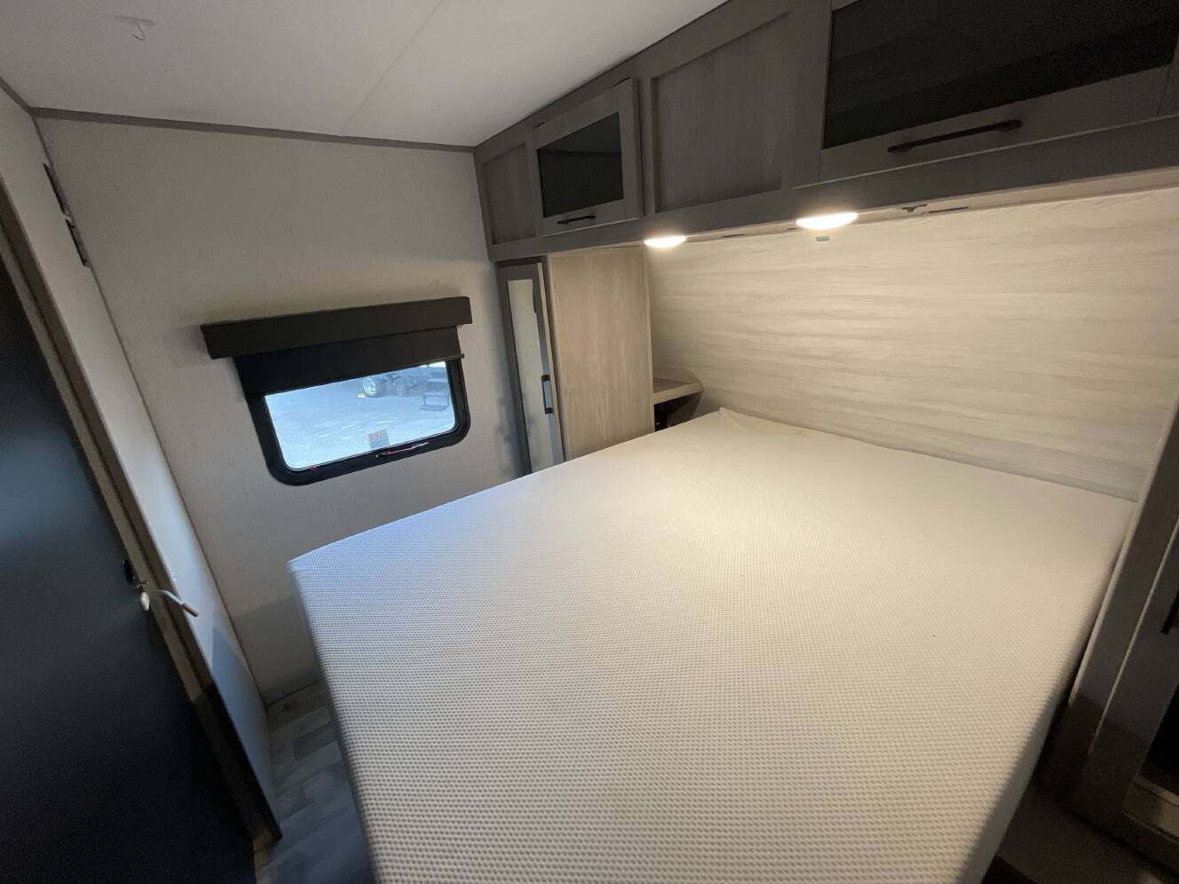 A photo of this 2023 Dutchmen KODIAK 332BHSL