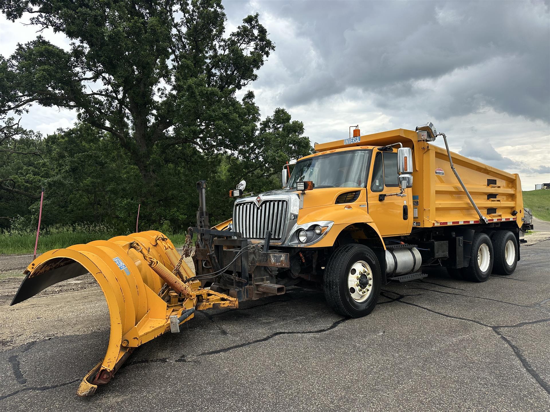 2009 INTERNATIONAL 7400 in Rochester, MN