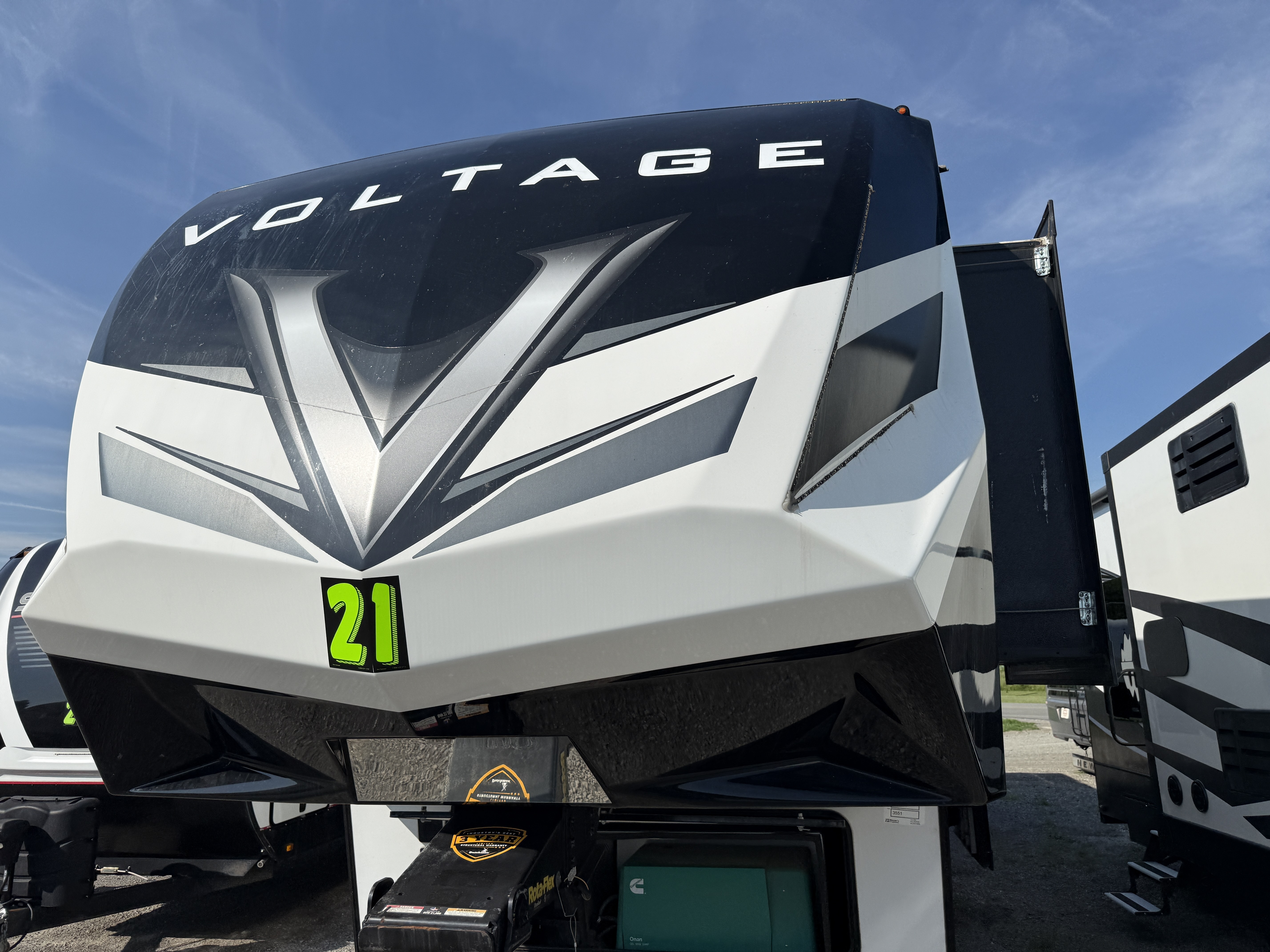 2021 Dutchmen VOLTAGE TRITON 3551 in findlay OH