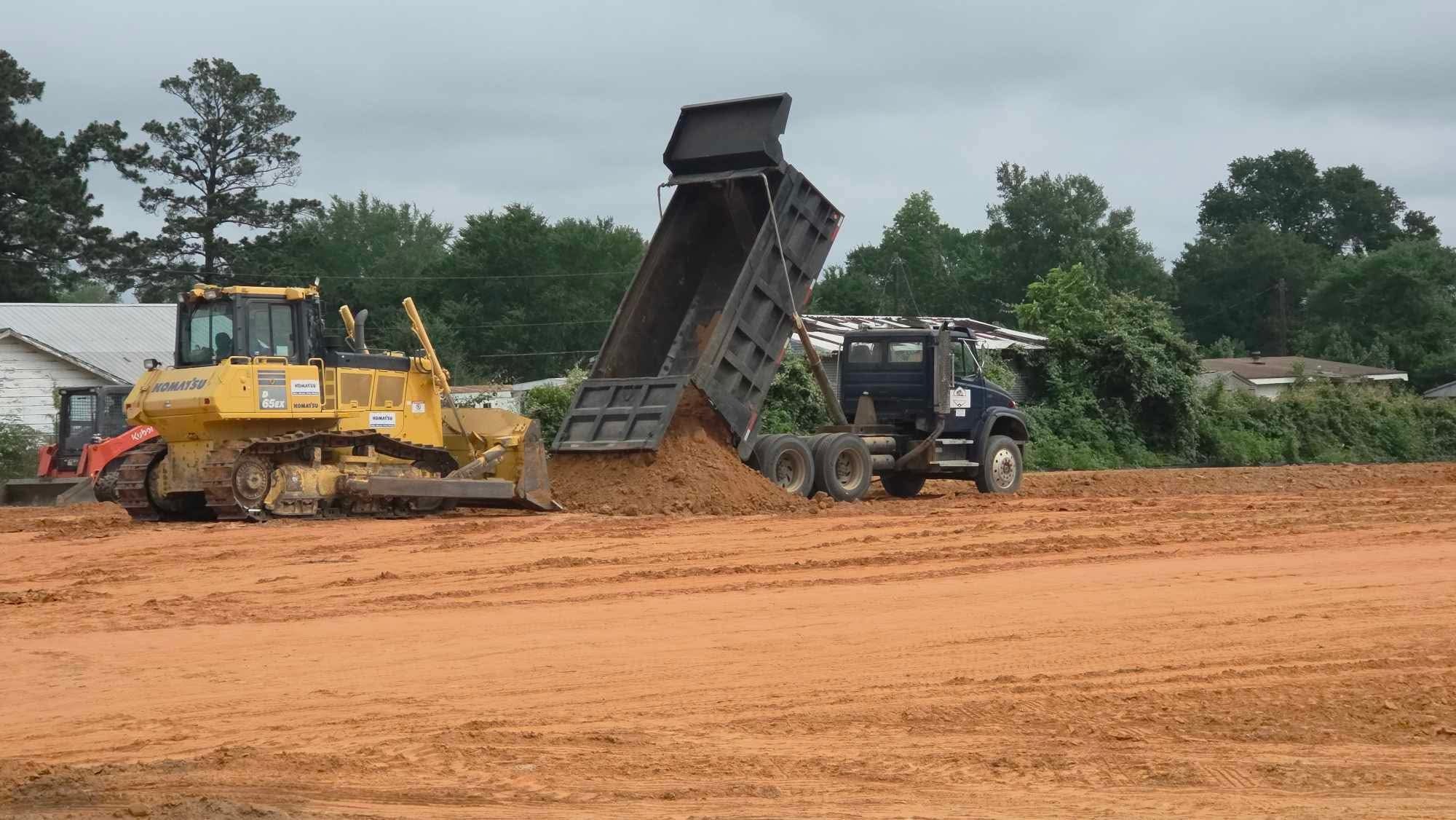 1998 FREIGHTLINER FL80 in Athens, TX