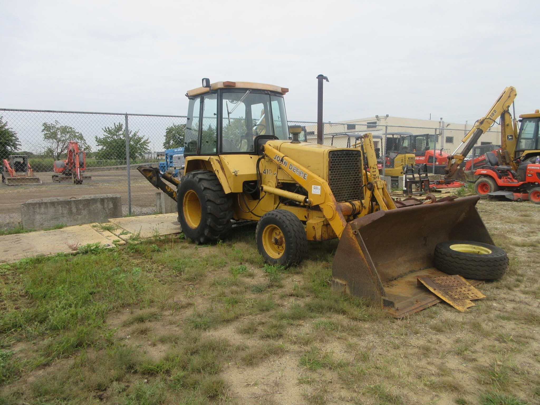 1986 DEERE 410C in Millstone Township, NJ