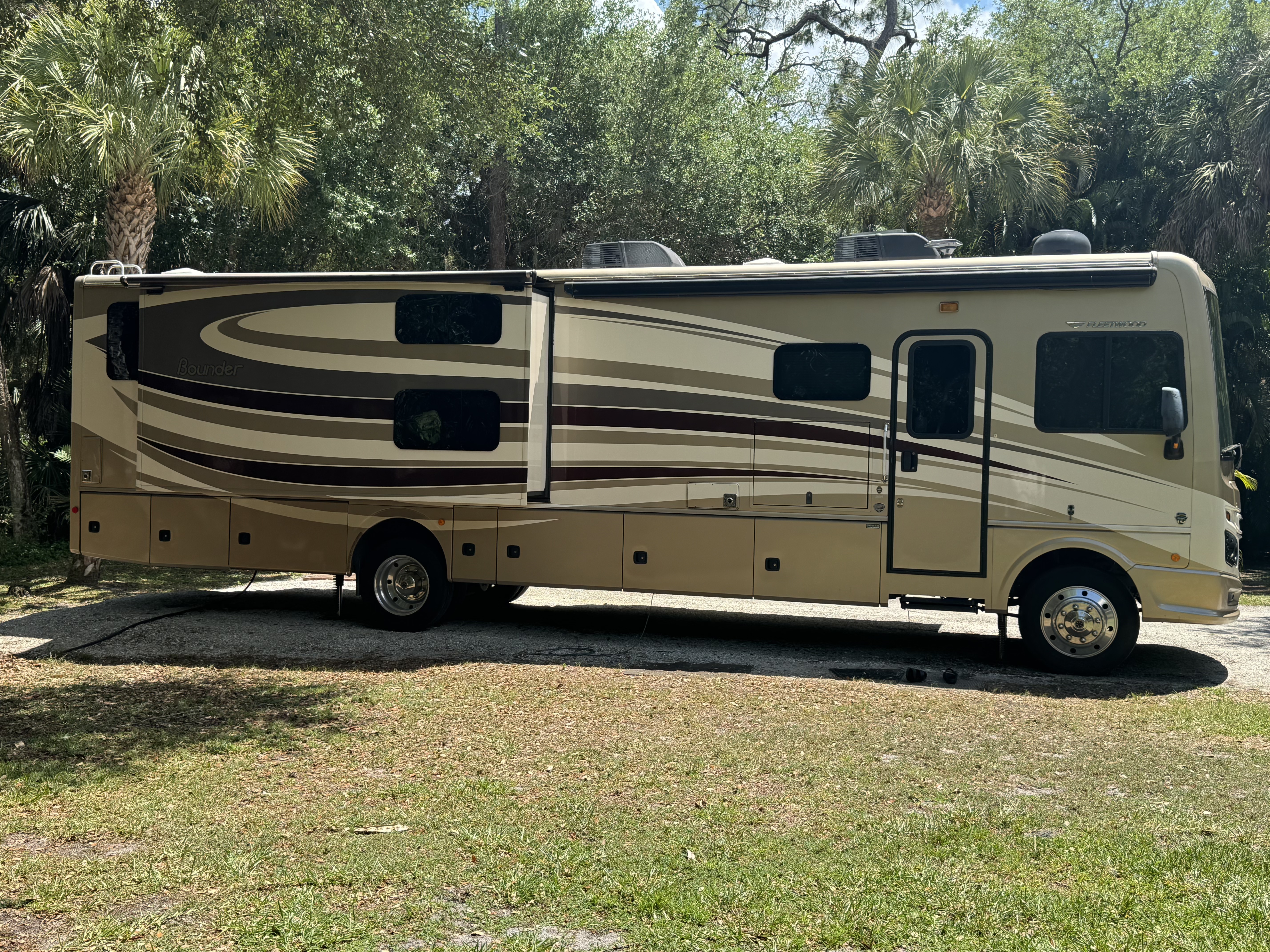 2017 Fleetwood BOUNDER 36H RV