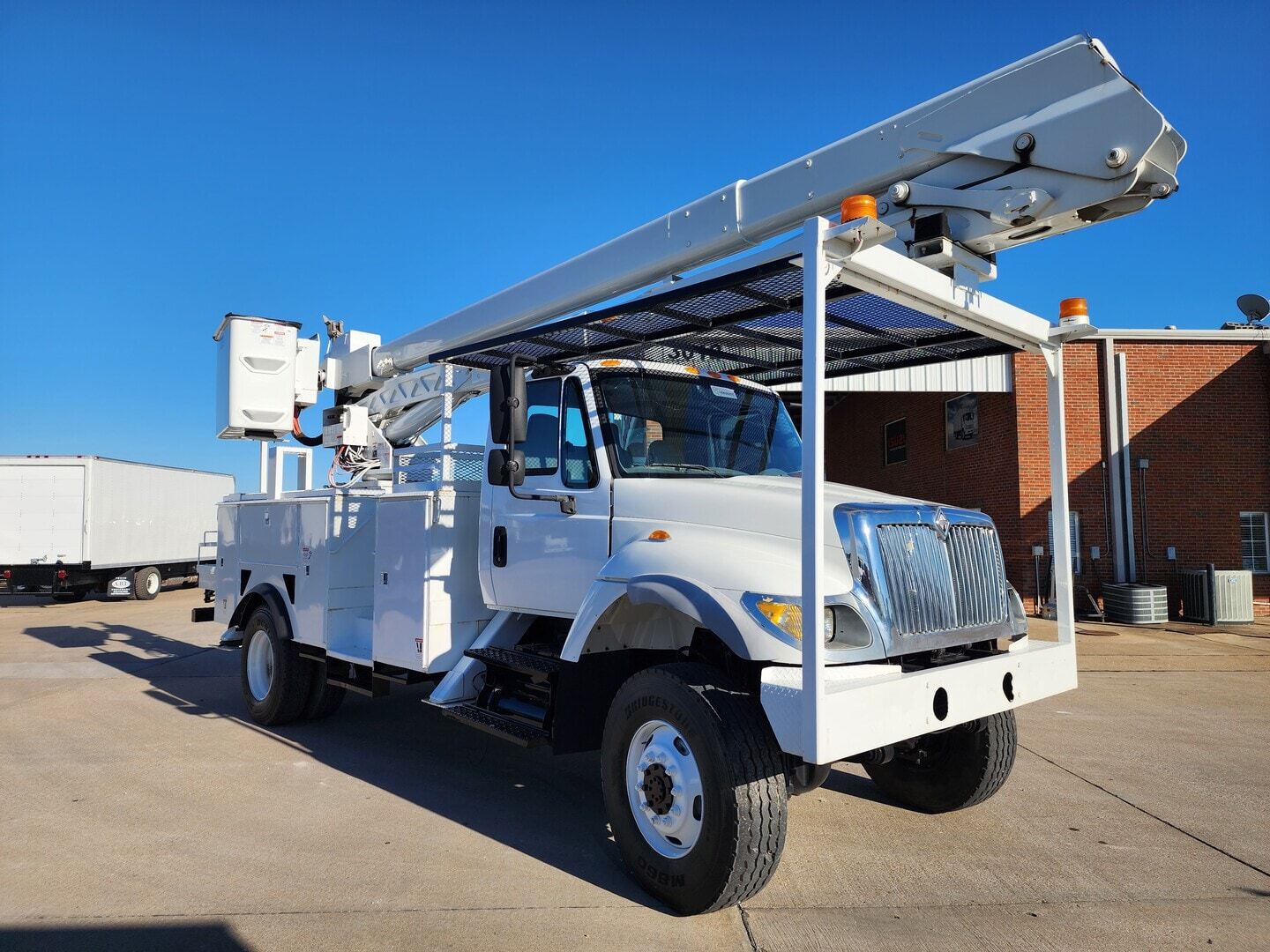 2005 INTERNATIONAL WORKSTAR 7300 BUCKET TRUCK in Rockwall, TX