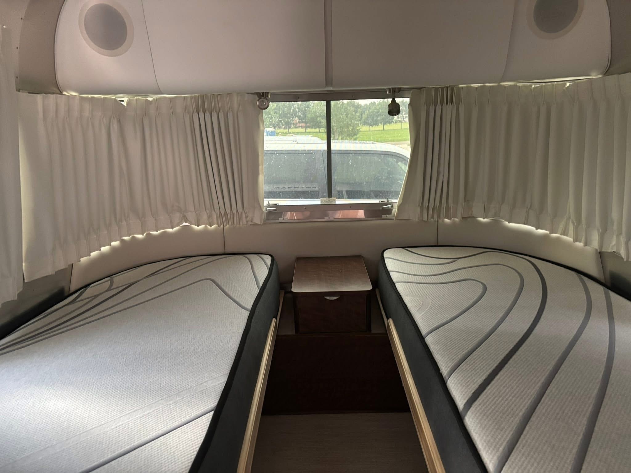 2020 Airstream GLOBETROTTER 23FB TWIN in leoma TN
