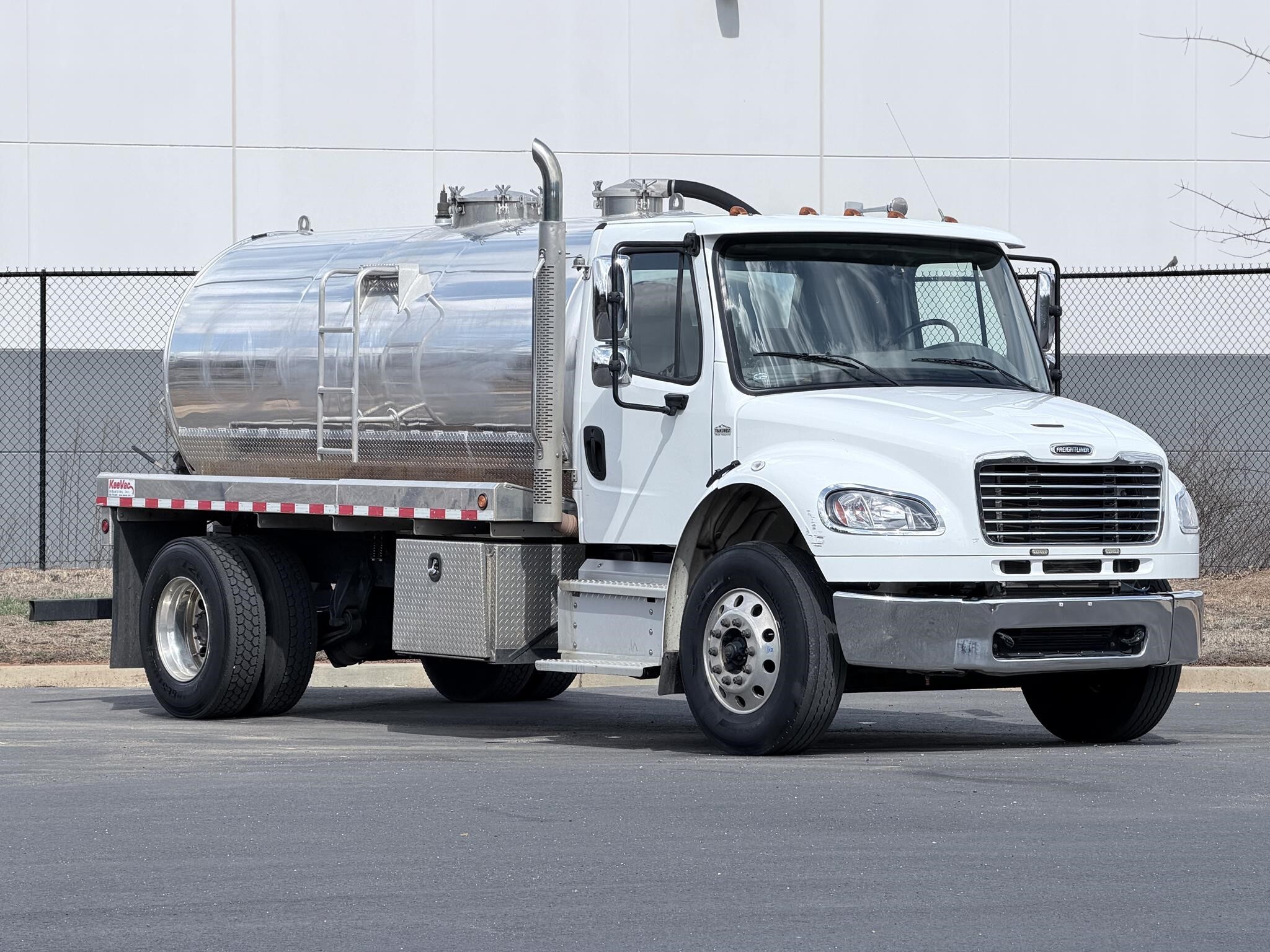 2023 FREIGHTLINER BUSINESS CLASS M2 106 in Cartersville, GA