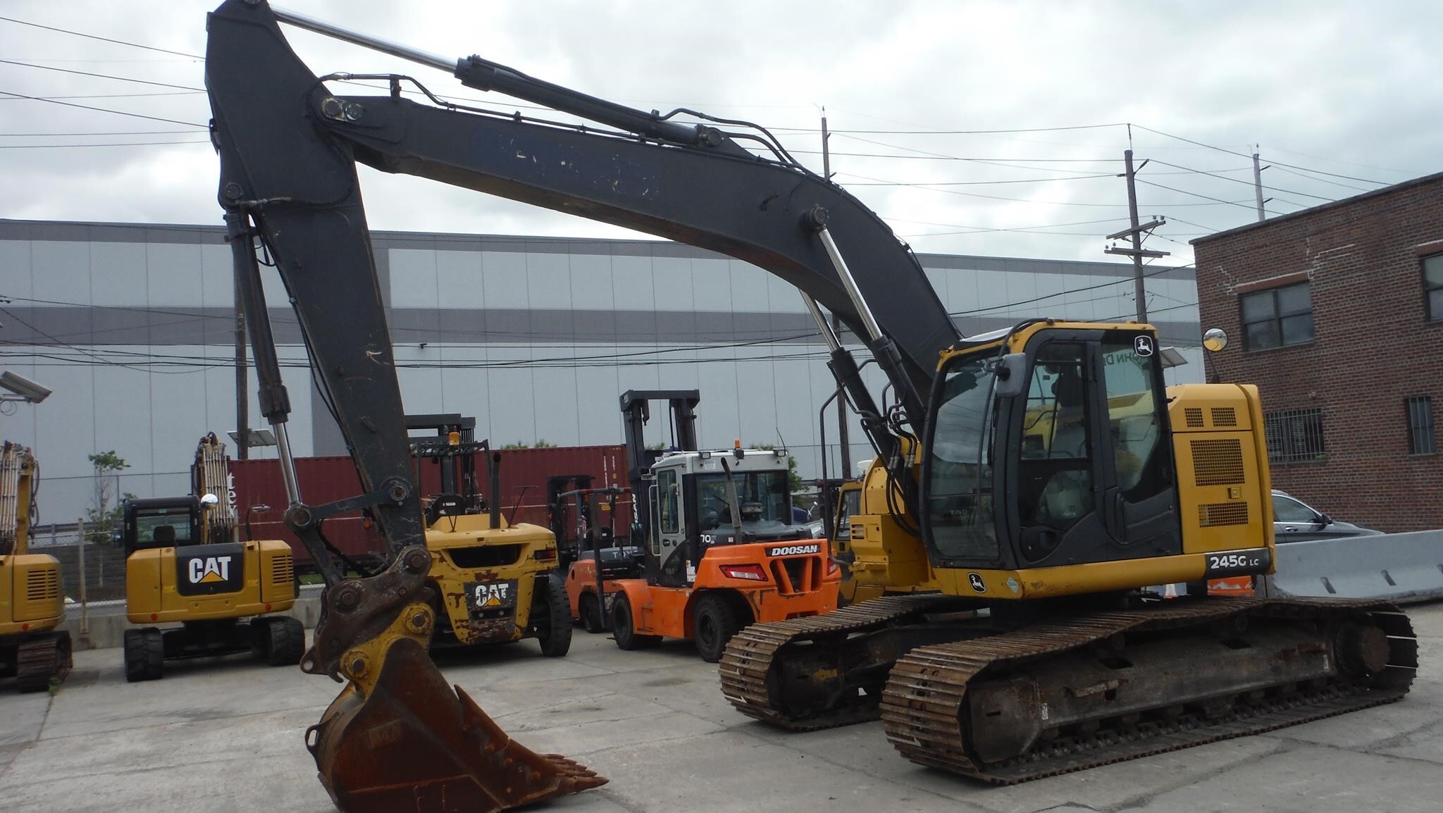 2014 DEERE 245G LC in Newark, NJ