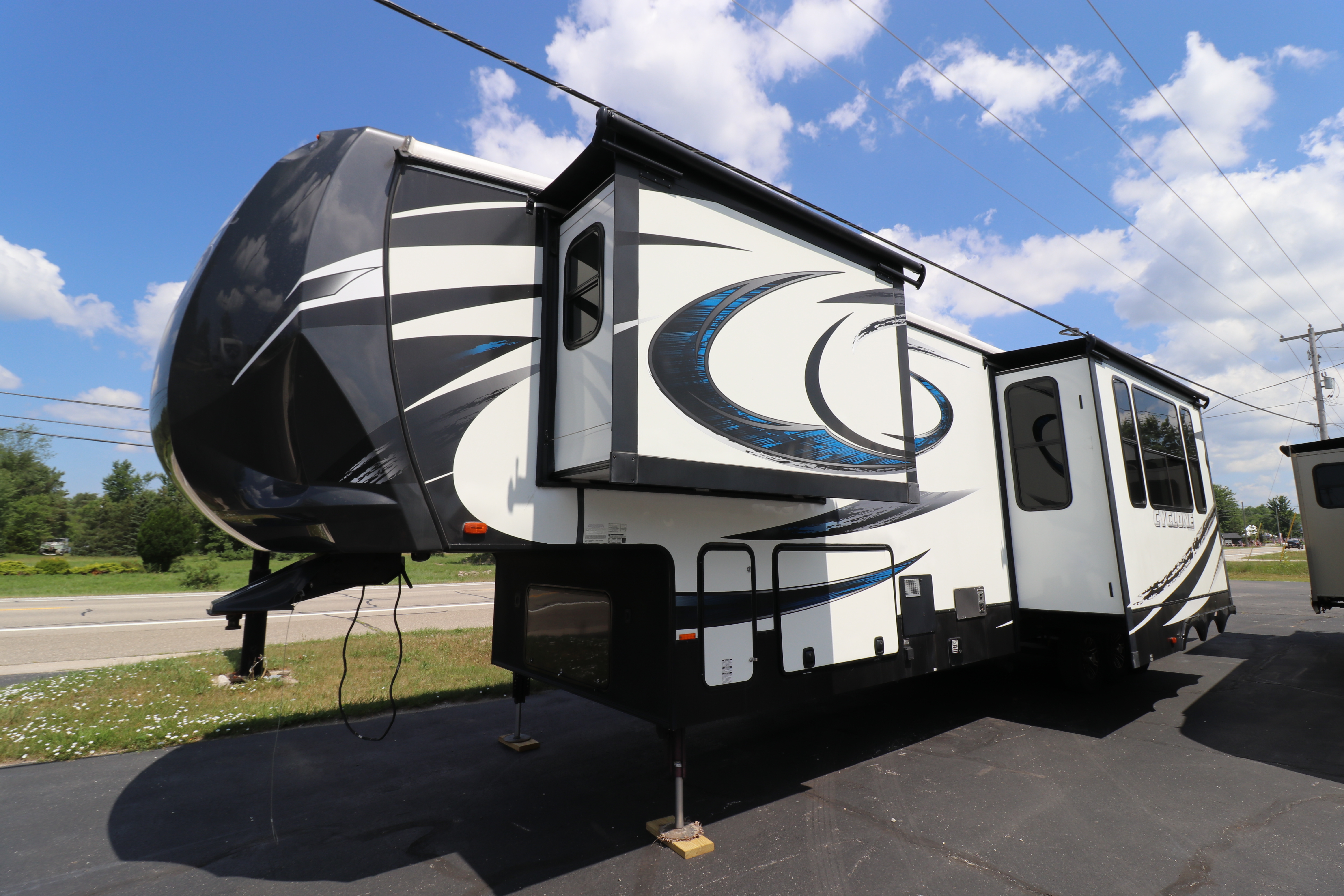 2015 Heartland CYCLONE 4100 in twin lake MI