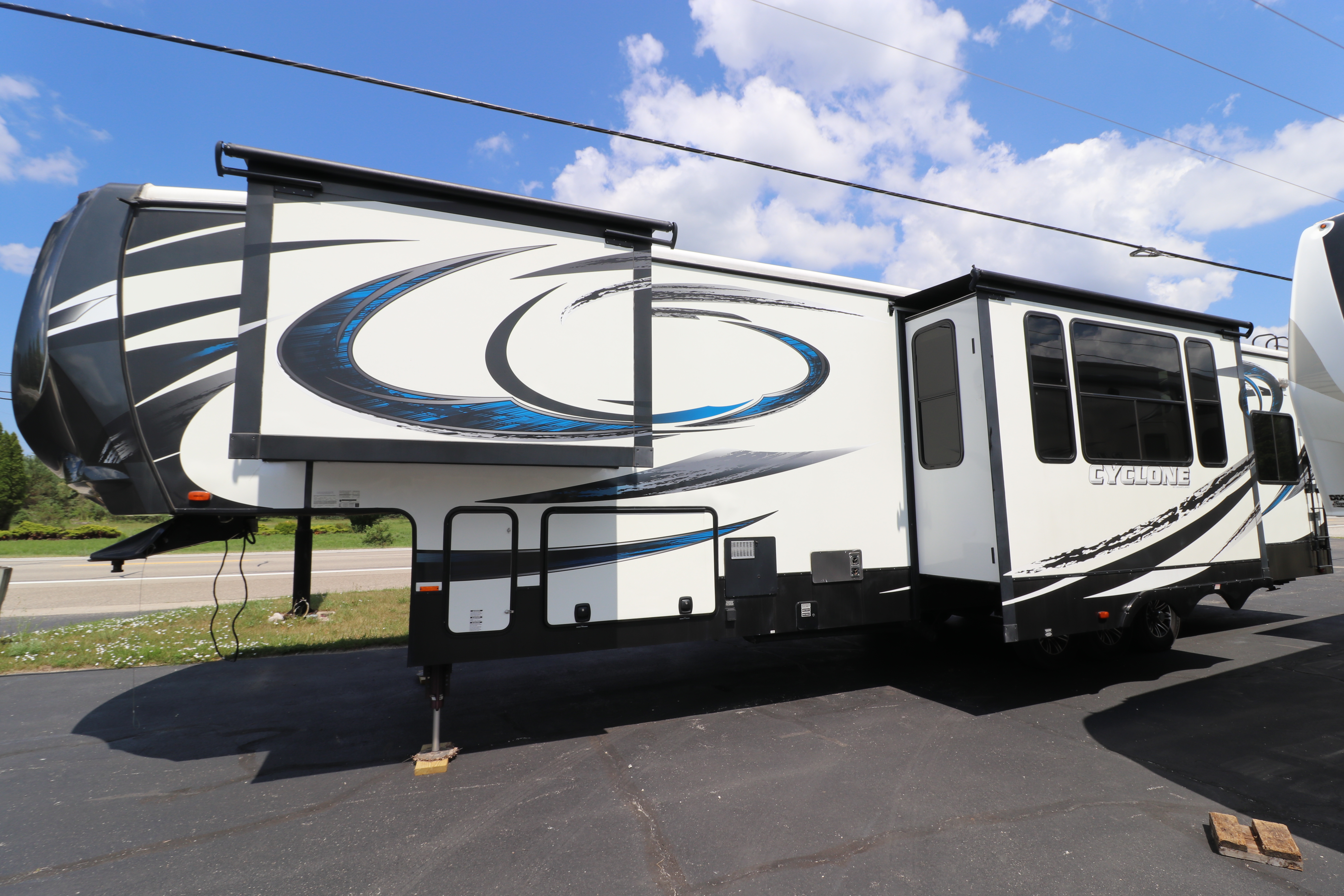 2015 Heartland CYCLONE 4100 in twin lake MI