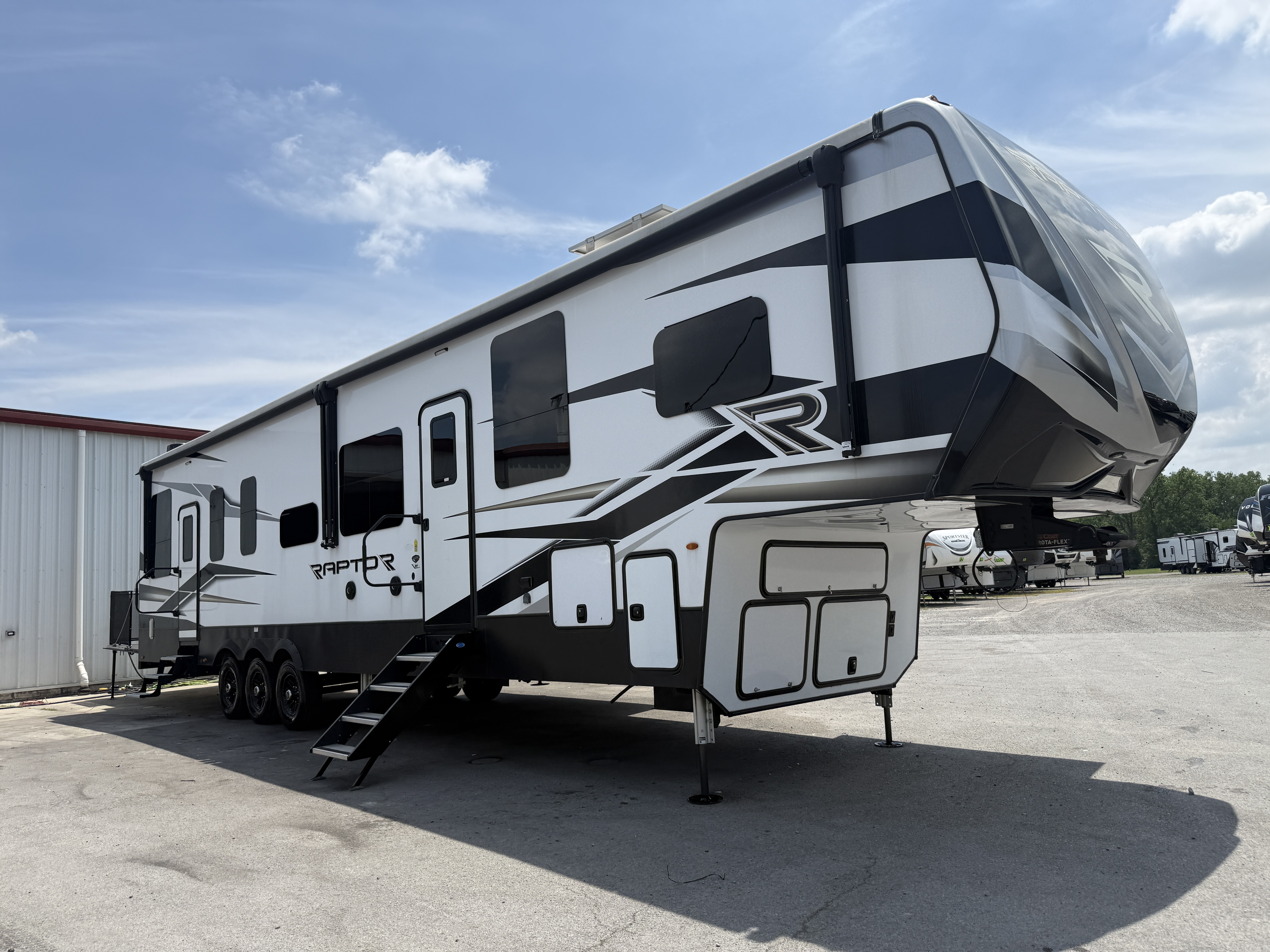 2023 Keystone RAPTOR 424 Fifth Wheel Toy Hauler RV