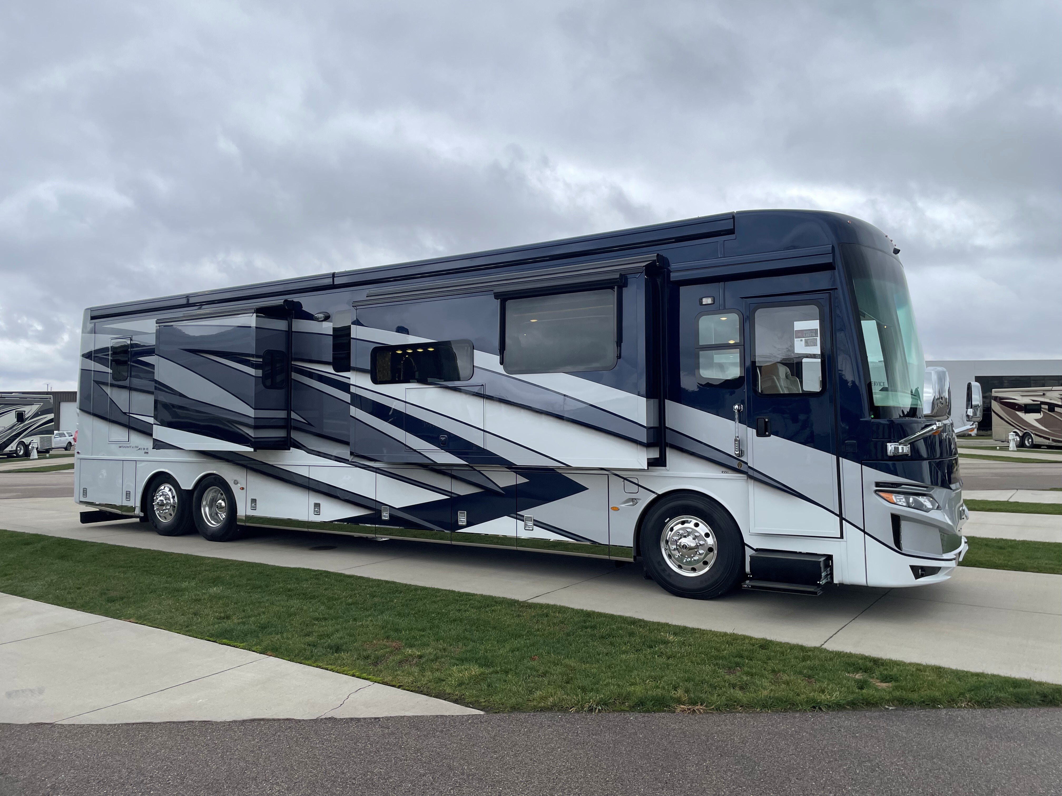2024 Newmar MOUNTAIN AIRE 4551 RV