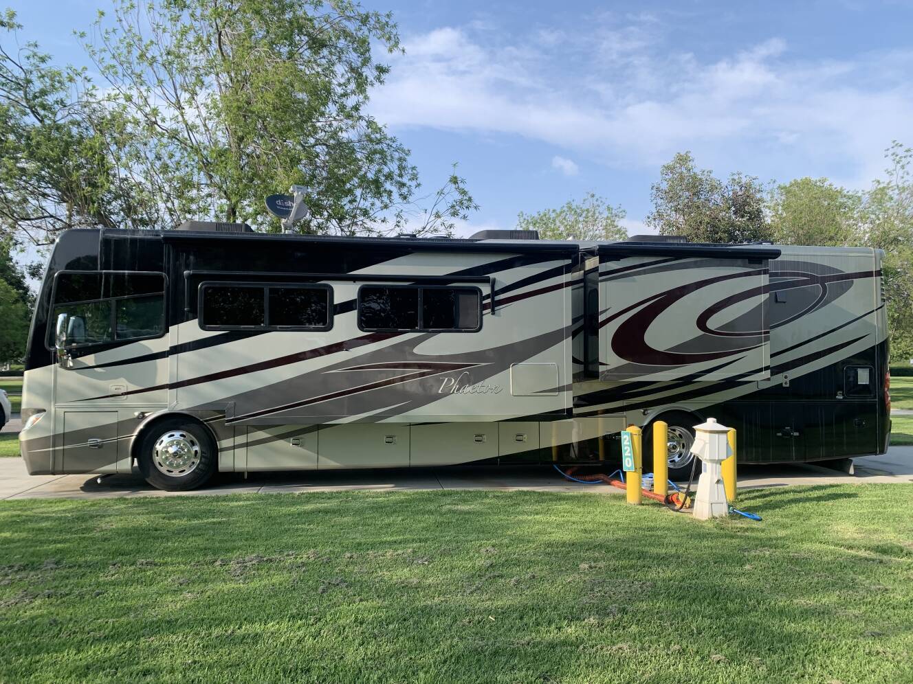A photo of this 2012 Tiffin Motorhomes PHAETON 40 QBH