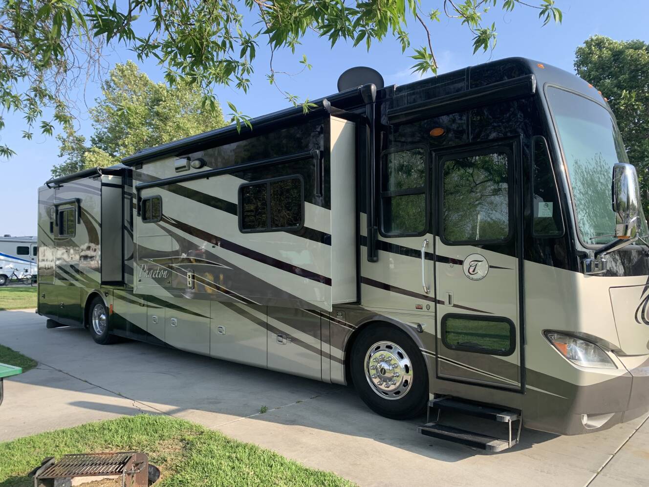 A photo of this 2012 Tiffin Motorhomes PHAETON 40 QBH