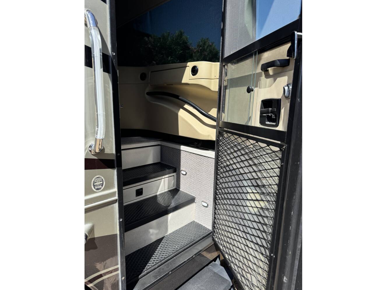 A photo of this 2012 Tiffin Motorhomes PHAETON 40 QBH