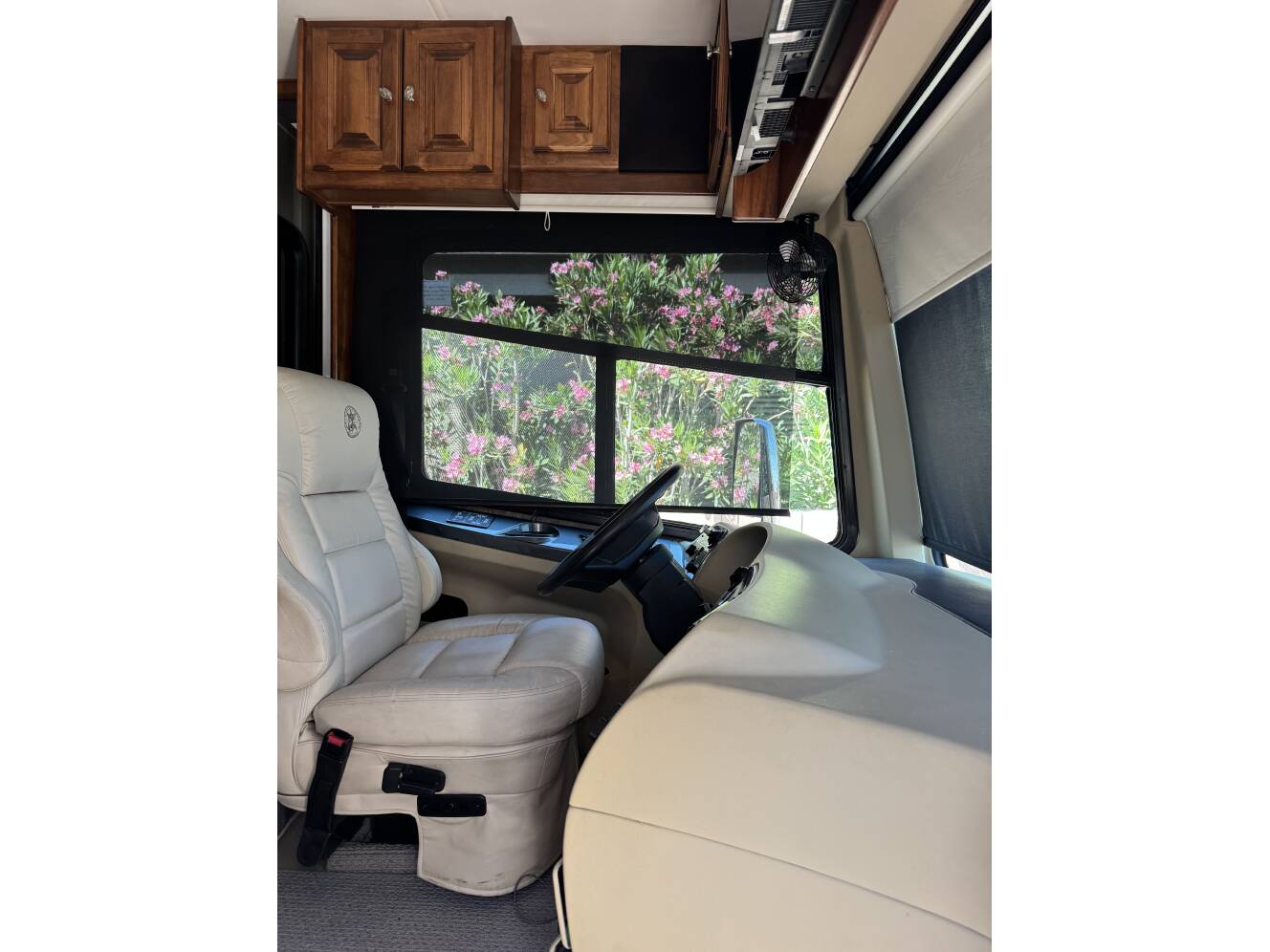 A photo of this 2012 Tiffin Motorhomes PHAETON 40 QBH