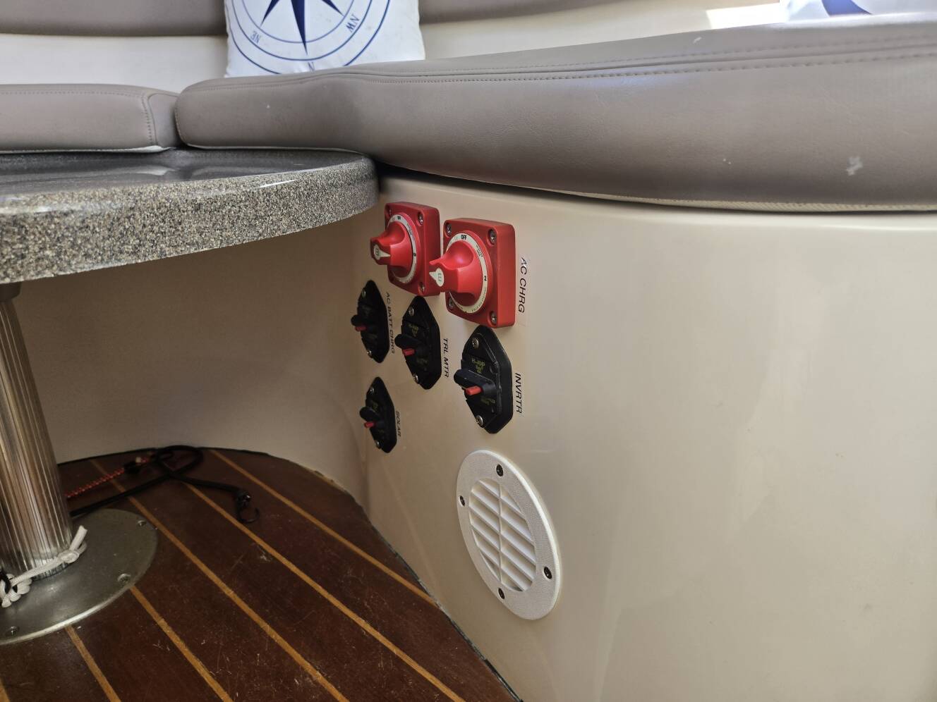 A photo of this 1999 Boston Whaler 280 Conquest