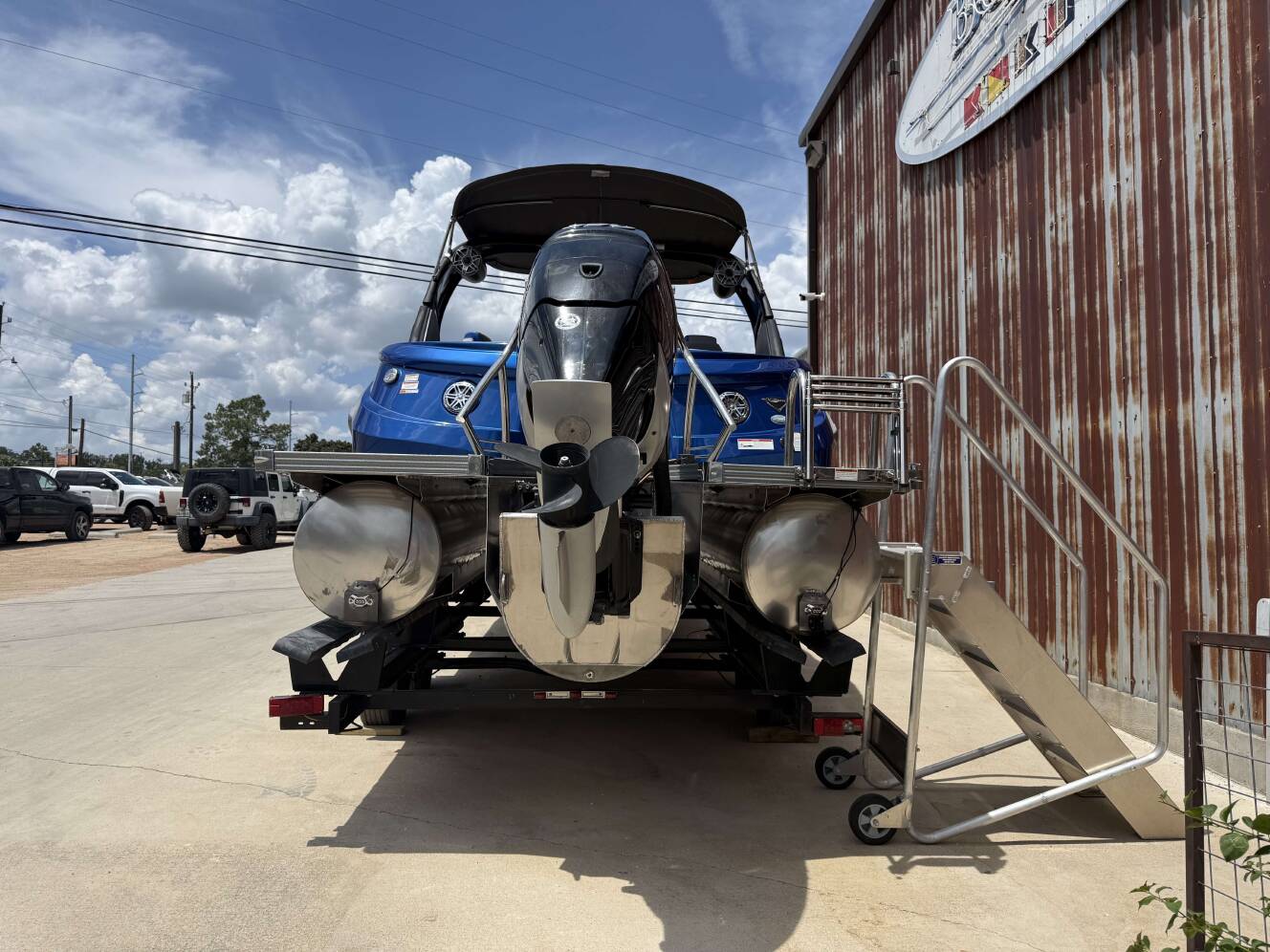 A photo of this 2023 Manitou 25LXSHP