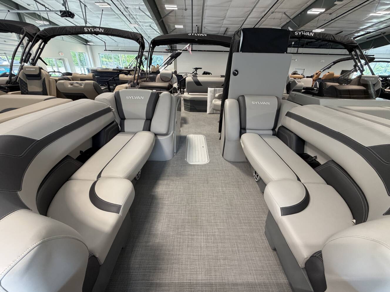 A photo of this 2025 Sylvan L5