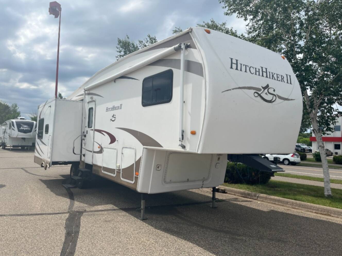 A photo of this 2008 Nuwa HitchHiker II LS 32.5 UKTG