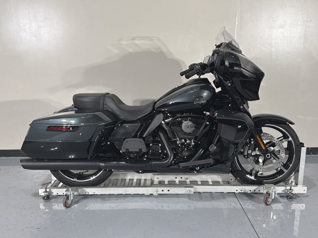 2025 Harley-Davidson Street Glide Ultra TwoTone Iron Horse Metallic Vivid ULTRA in Durham, NC